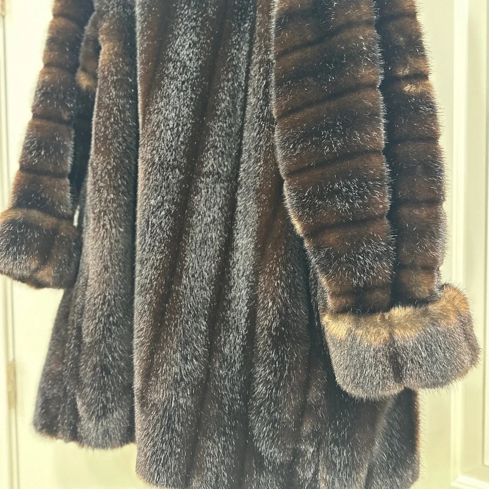 LUXURIOUS FAUX FUR COAT - Picture 4 of 9